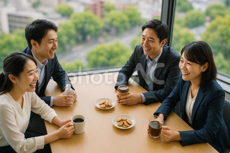 オフィスで上司や同僚と談笑する男女2 プレゼン,会議,ミーティングの写真素材