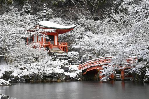 京都市の世界遺産醍醐寺 弁天池の雪景色 京都市の世界遺産醍醐寺 弁天池の雪景色 醍醐寺,弁天堂,弁天池の写真素材