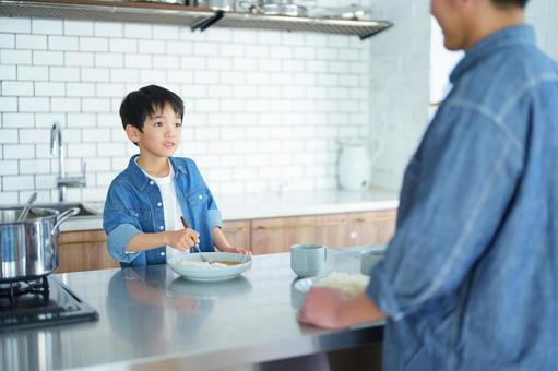 キッチンで向かい合って話す男の子 キッチンで向かい合って話す男の子 親子,男の子,食べ物の写真素材