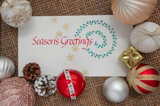カードを添えたクリスマスデコレーション クリスマス,オーナメント,グリーティングカードの写真素材
