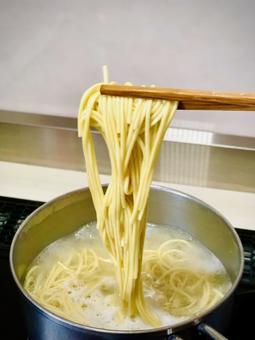 ラーメンと鍋と箸 ラーメンと鍋と箸の写真