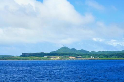 沖縄・海上から見る与那国島 沖縄・海上から見る与那国島の写真