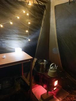 夜のテント内 夜のテント内 キャンプ,テント泊,ライトの写真素材