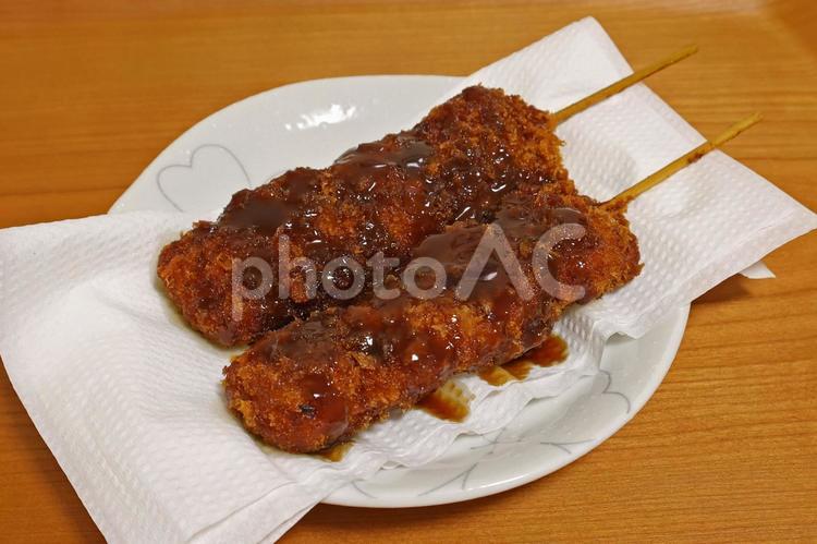 豚肉と玉ねぎの串かつ 串カツ,串揚げ,ソースの写真素材
