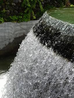 円筒分水槽から流れる水 円筒分水槽から流れる水 円筒分水槽,東山,魚津市の写真素材