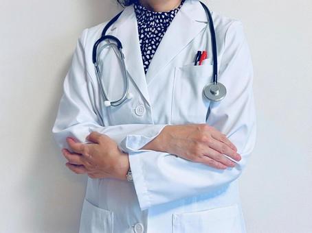 腕を組む女性医師 腕を組む女性医師の写真