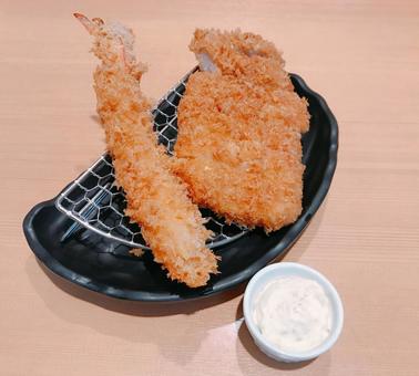 海老フライと豚かつ 海老フライと豚かつ とんかつ,ロースかつ,ロース肉の写真素材