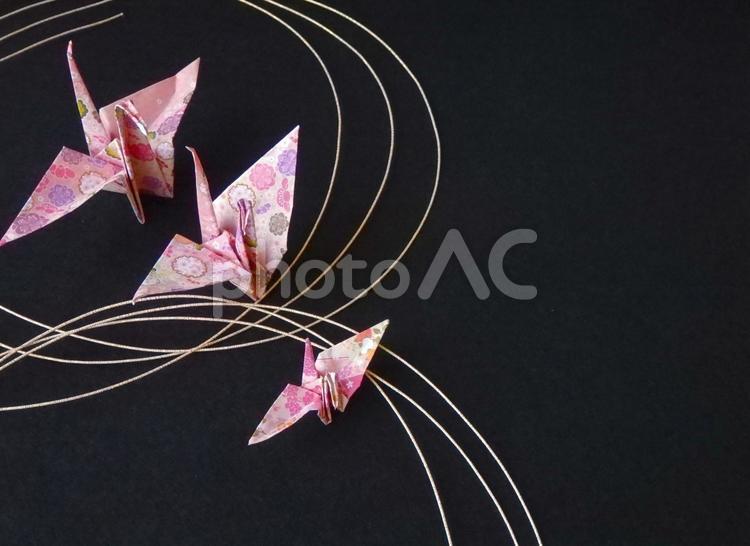 黒背景に光る　折り鶴と水引の結び お正月,背景,正月飾りの写真素材