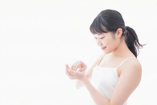 フェイシャルケアをする若い女性 乾燥肌,肌年齢,肌質の写真素材