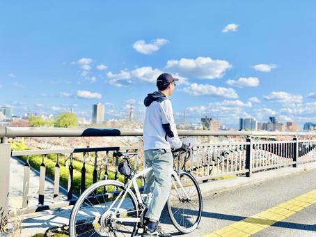 橋　男性　自転車 サイクリング,自転車,ロードバイクの写真素材
