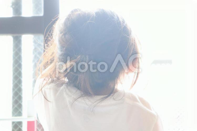 窓の外を見ている子供 女の子,子供,窓の外の写真素材