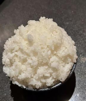 湯気立つ山盛り炊きたて白ごはん 湯気立つ山盛り炊きたて白ごはん ごはん,ごはん茶碗,白ごはんの写真素材