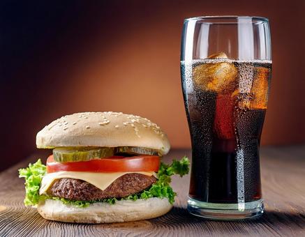 ハンバーガーとコーラ ハンバーガーとコーラの写真