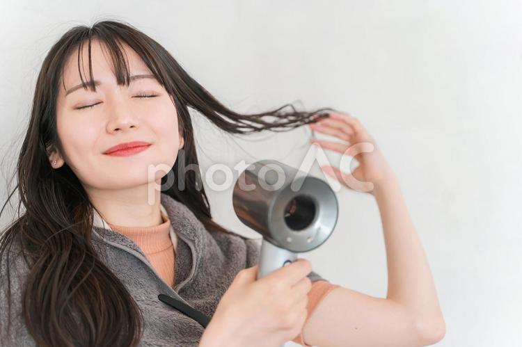 ドライヤーでブロー・髪の毛を乾かす女性 ドライヤー,ブロー,乾かすの写真素材