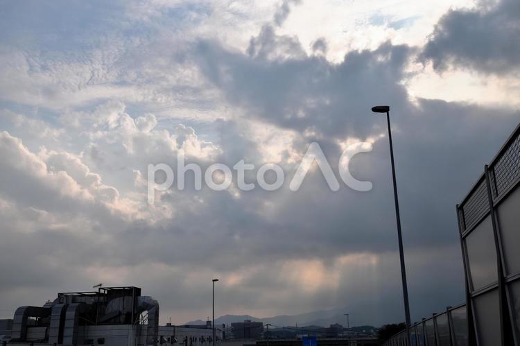 雲間から降り注ぐ神聖なる光（天使の梯子） 光芒,天使の梯子,薄明光線の写真素材
