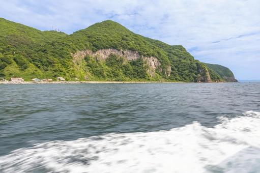 船上から見る函館山 船上から見る函館山 函館山,船,函館港の写真素材