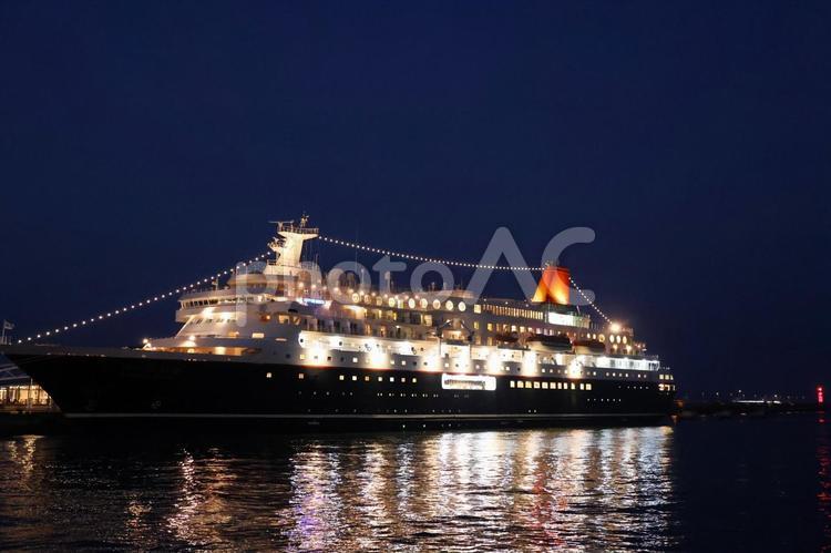 １月中旬高松港のライトアップのにっぽん丸 背景,にっぽん丸,旅客船の写真素材