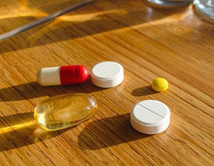 テーブルに並べられた薬の錠剤 テーブルに並べられた薬の錠剤の写真
