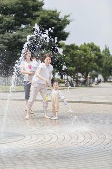 ママ友 母親 育児 水遊び ママ友 母親 育児 水遊び ママ友,公園,水遊びの写真素材