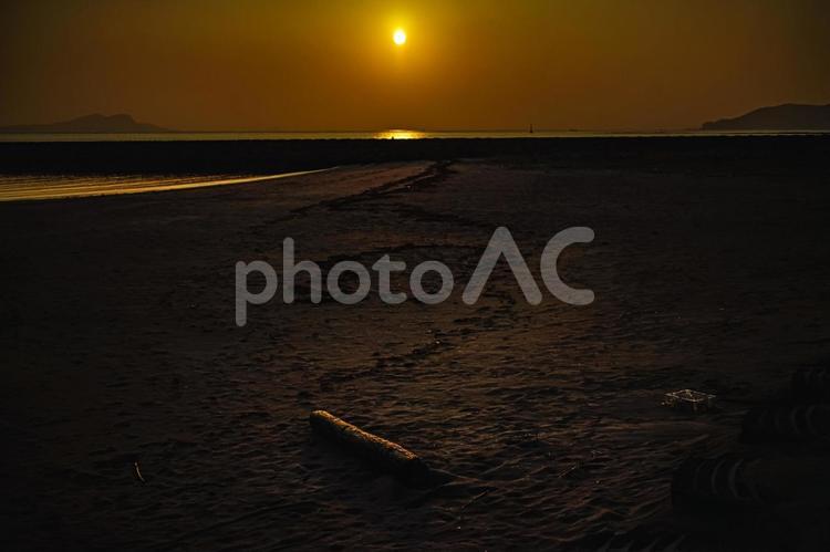 ＜五島の夜明け＞多朗島海水浴場の日の出 空,海,夜明けの写真素材