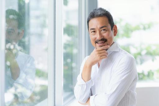 リビングでスキンケアをするミドルの男性 ビューティー,スキンケア,男性の写真素材