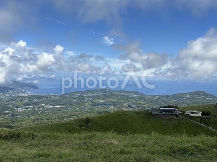 大室山山頂、お鉢巡り。 大室山,おおむろやま,静岡県伊東市の写真素材