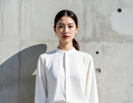 白い服を着た女性モデル 白い服を着た女性モデルの写真