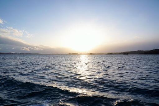 冬の日のきらめく水面 海,水面,太陽の写真素材
