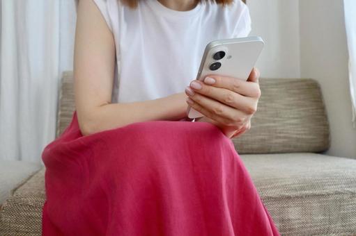 スマホを持つ女性 スマホを持つ女性 スマホ,女性,スマートフォンの写真素材