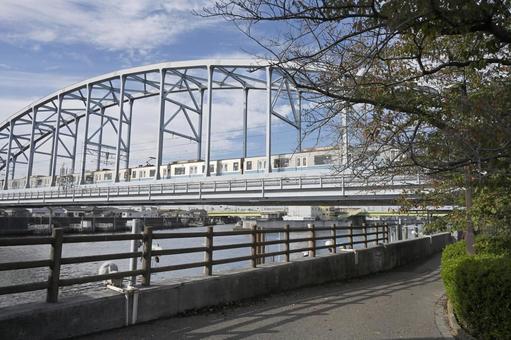 遊歩道から見る鉄橋の写真