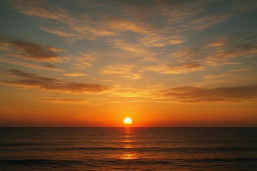 初日の出の空の写真