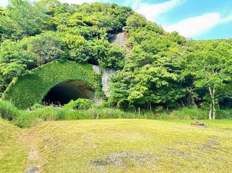 夏山園地 夏の海岸公園 トンネル 夏山園地 夏の海岸公園 トンネル 風景,晴れ,芝生広場の写真素材