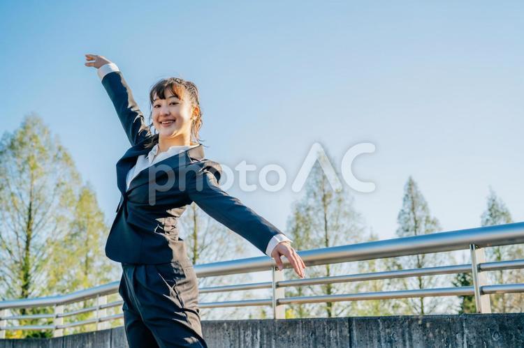 クラシックバレエのポーズをとるビジネスウーマン ビジネス,踊る,ビジネスウーマンの写真素材