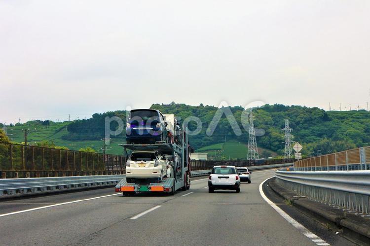 ６台の車を搬送中　キャリアカー 道路,車,トラックの写真素材