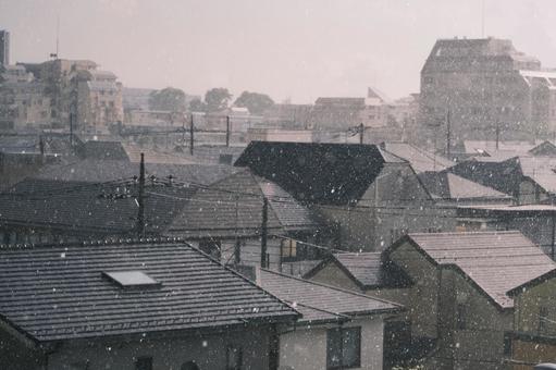 静かに雨が降る街の風景 静かに雨が降る街の風景 住宅街,雨,天気の写真素材