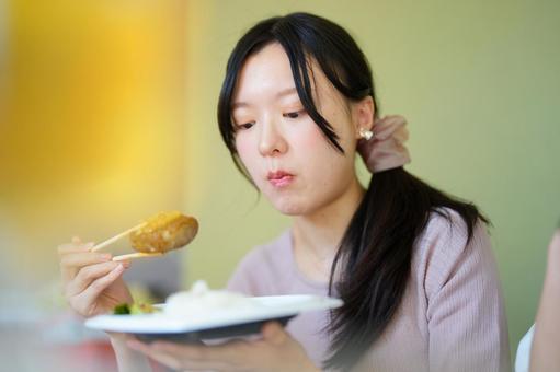スープを味わいながら考え込む女性 女性,食事,食べ物の写真素材