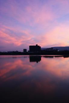 9月中旬の高松市野田池からの朝焼け 9月中旬の高松市野田池からの朝焼け 朝焼け,グラデーション,きれいの写真素材