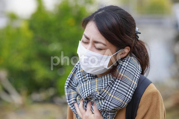 咳き込むマスクの女性 人物,人,ビジネスの写真素材