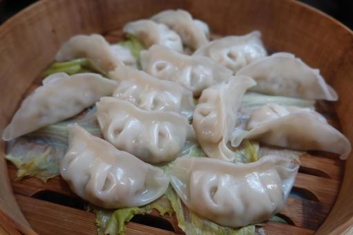 セイロの蒸し餃子(アップ) セイロの蒸し餃子(アップ)の写真