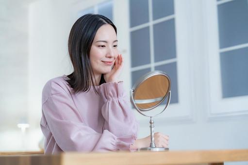 鏡を見る女性 スキンケア,鏡,美肌の写真素材