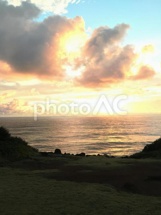 カウアイ島のヘイアウからのぞむ朝日 暁,太陽,風景の写真素材