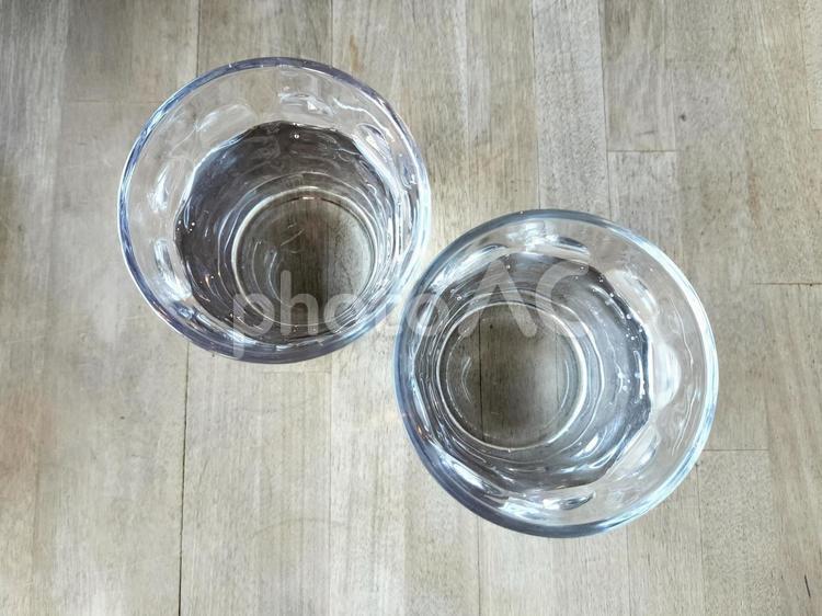 グラスに入った二杯の水と木のテーブル俯瞰 飲料水,水,氷の写真素材