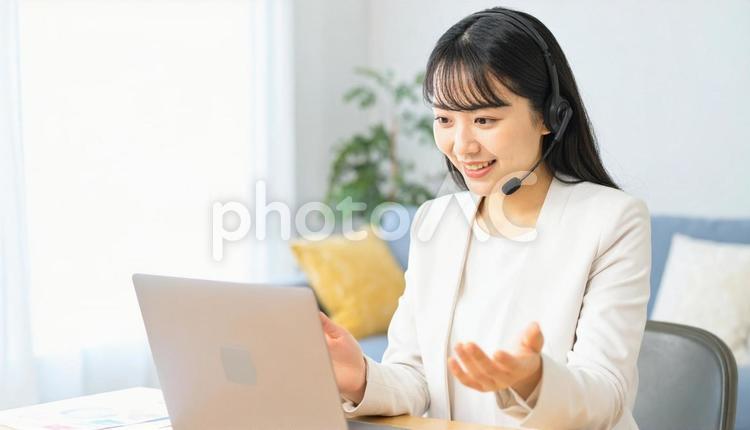 笑顔でリモートワークをするビジネス女性 女性,オンライン,ミーティングの写真素材