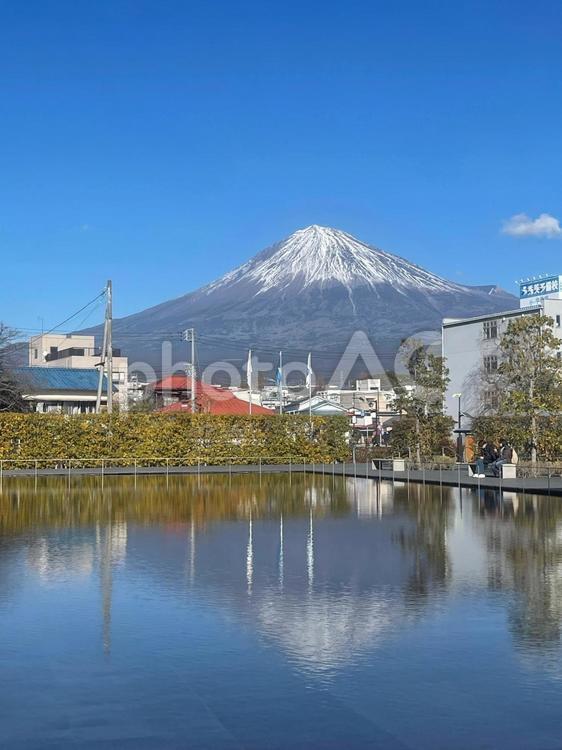 静岡県富士山世界遺産センターからの富士山 静岡県富士山世界遺産センター,富士山,水面鏡の写真素材