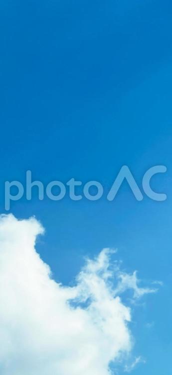 真っ青な空と雲の縦長スマホ背景 空,晴れ,天気の写真素材