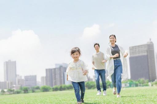 追いかけっこする親子 追いかけっこする親子の写真