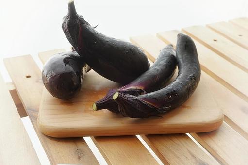 檜のまな板にのせた朝採りのナス 檜のまな板にのせた朝採りのナス なす,ナス,野菜の写真素材