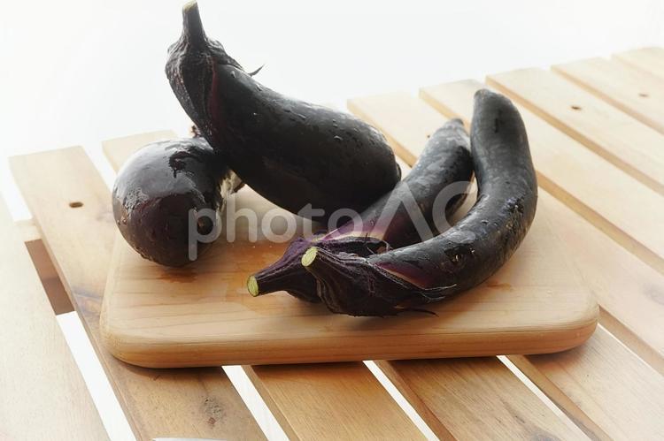 檜のまな板にのせた朝採りのナス 夏野菜,なす,ナスの写真素材