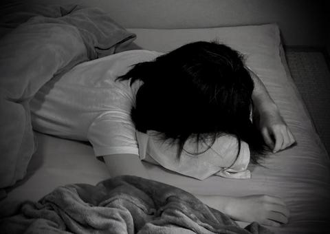 乱れた布団にうつ伏せになる人物鬱や孤独死 乱れた布団にうつ伏せになる人物鬱や孤独死 寝る,うつ伏せ,女性の写真素材