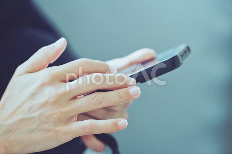 スマホを利用する女性の手元 スマホ,スマートフォン,デジタルの写真素材
